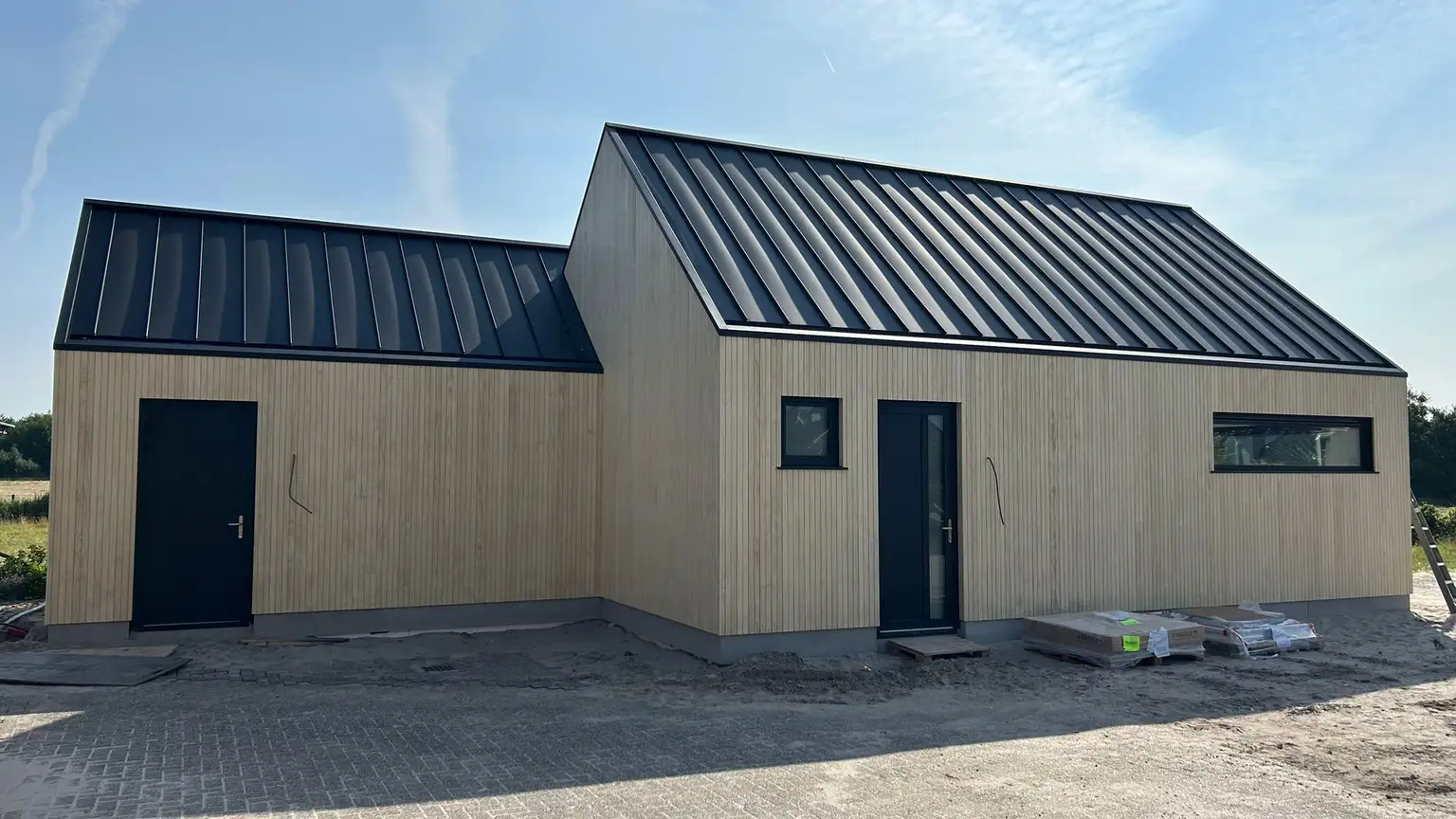 Composiet gevelbekleding buiten aan gevel van woning geplaatst