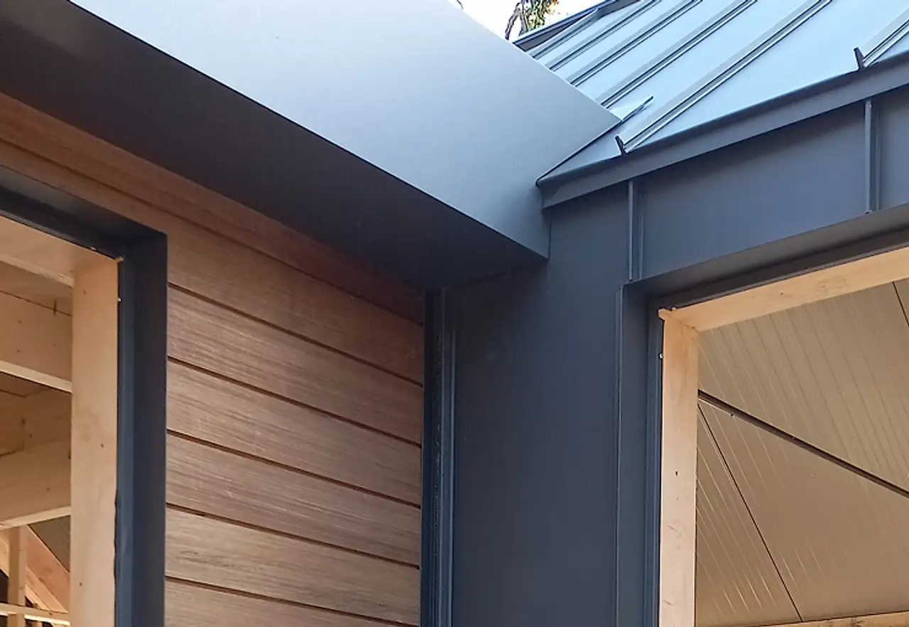 Composiet gevelbekleding op bedrijfspand