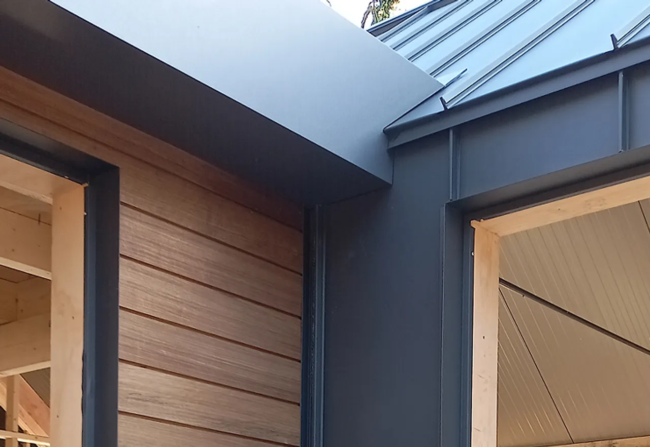 Composiet gevelbekleding op bedrijfspand