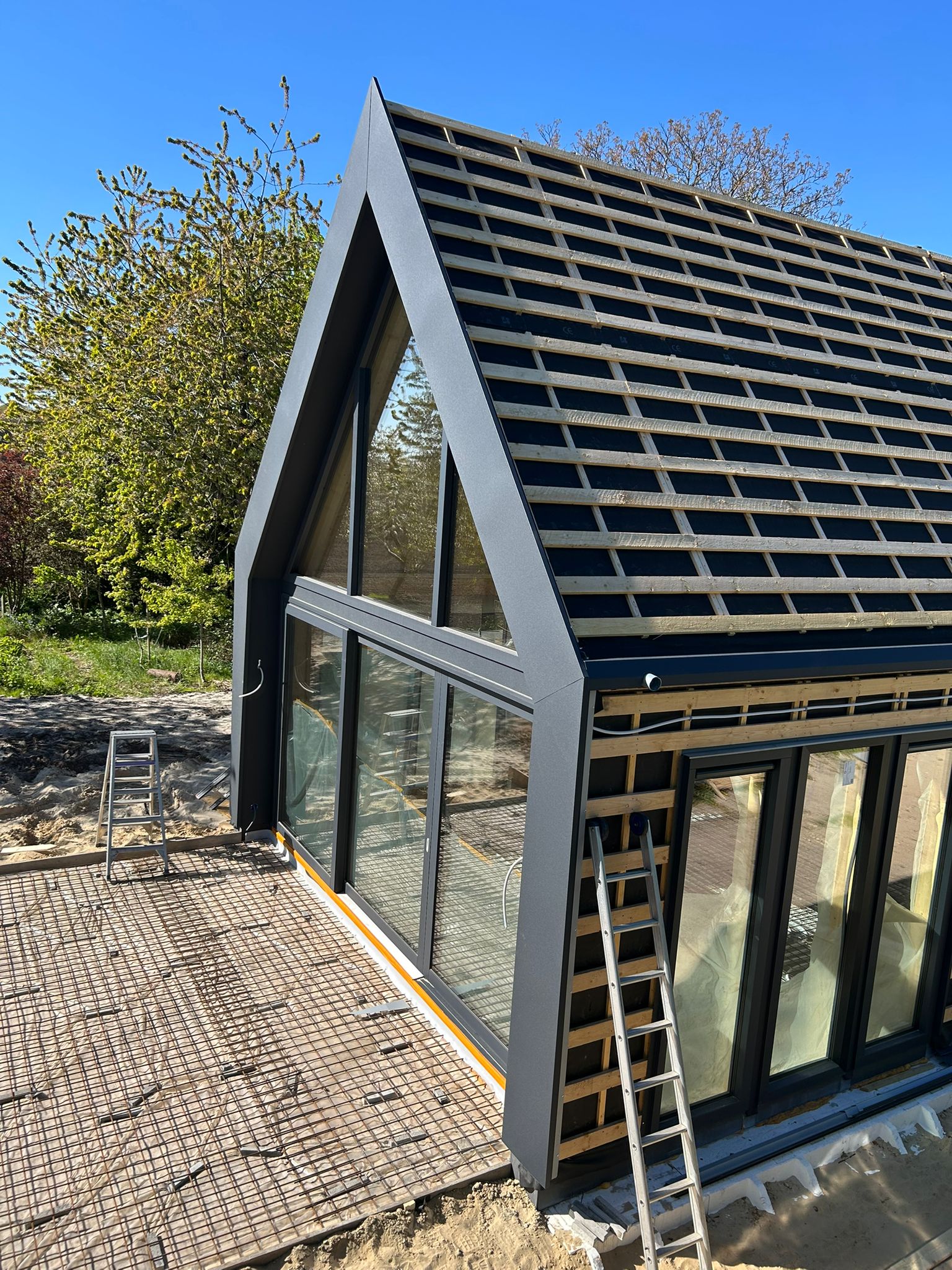 Detail van dak- en gevelaansluiting tijdens de montage van felsbanen