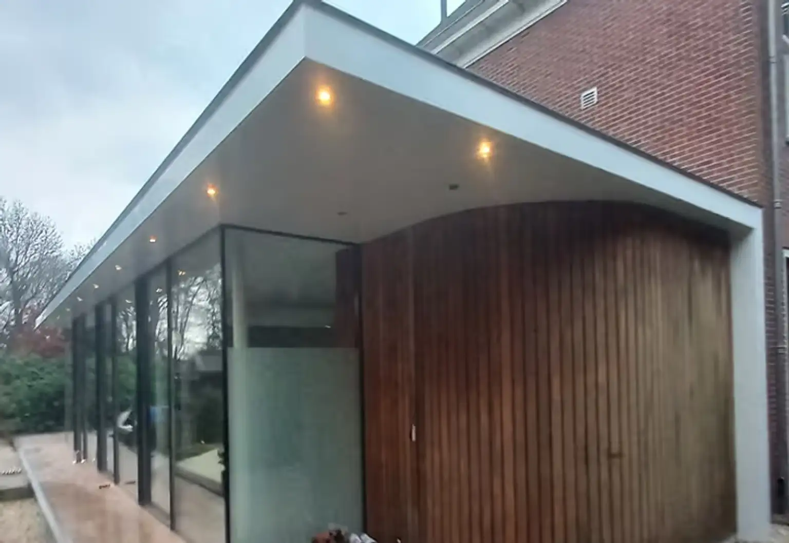 Composiet gevelbekleding buiten aan gevel van woning geplaatst