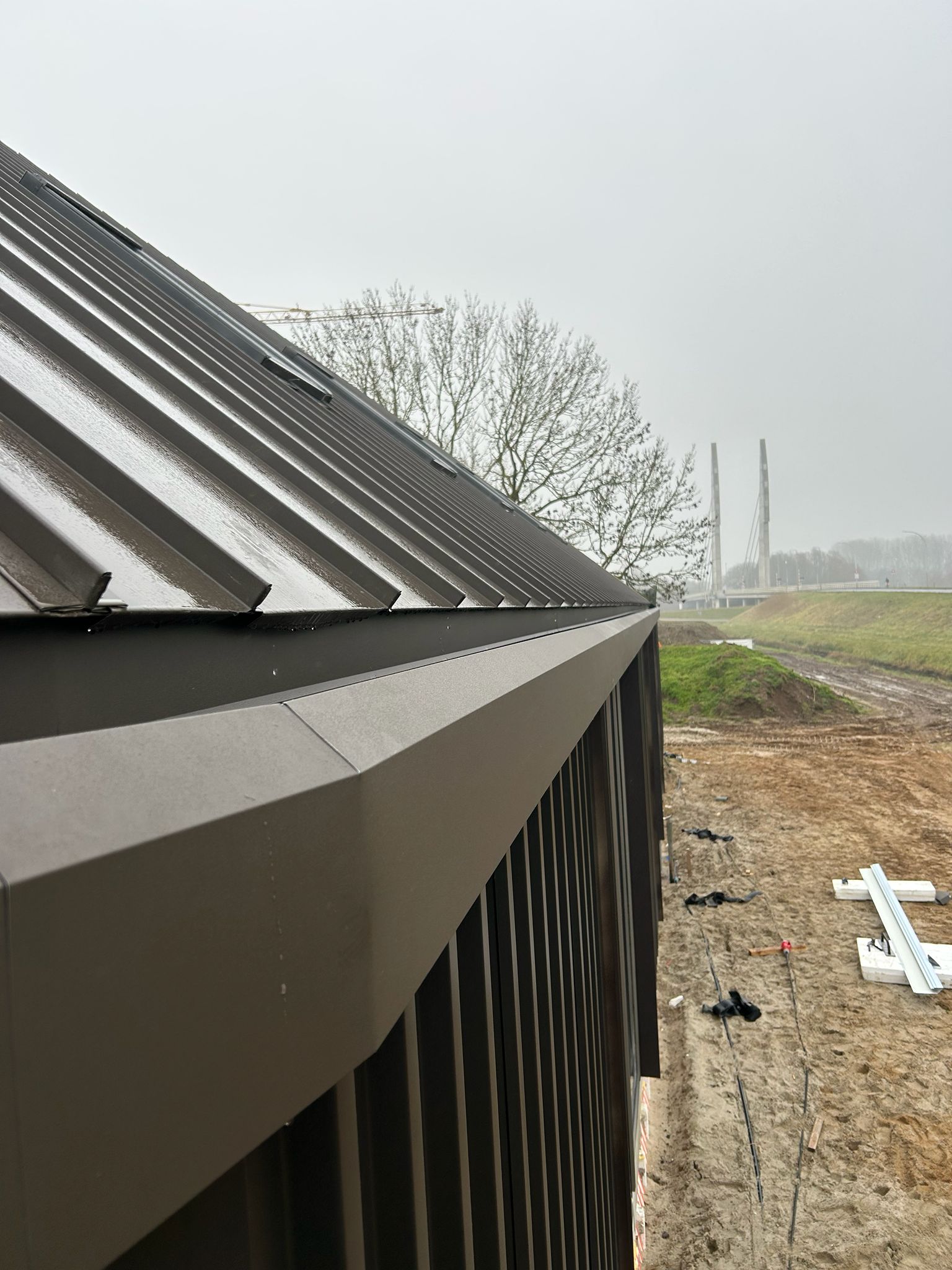 Detail van dakrand en felsbanen bij het woonproject in Zwolle