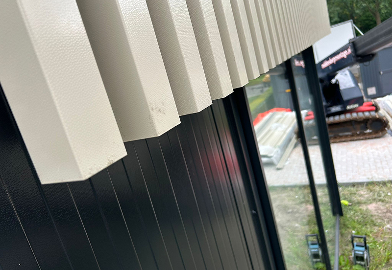 Composiet gevelbekleding buiten aan gevel van woning geplaatst